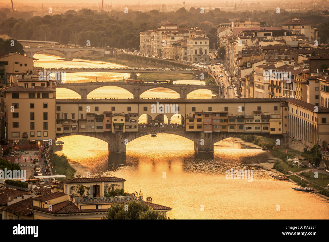 Luftaufnahme von Florenz bei Sonnenuntergang mit dem Ponte Vecchio und den Arno, Toskana, Italien Stockfoto