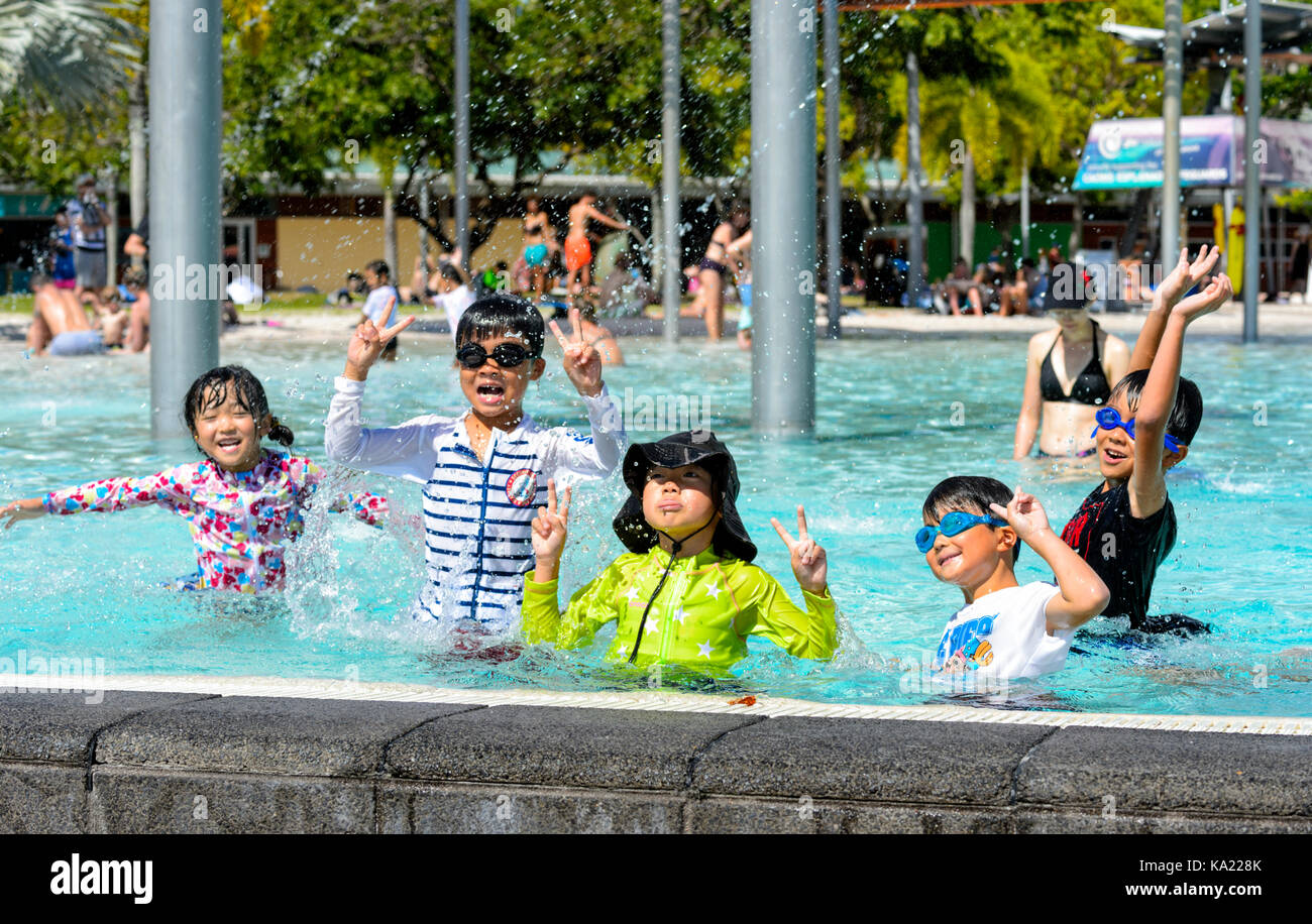 Junge asiatische Kinder in der Esplanade Lagoon, Cairns, Far North Queensland, FNQ, QLD, Australien spielen Stockfoto