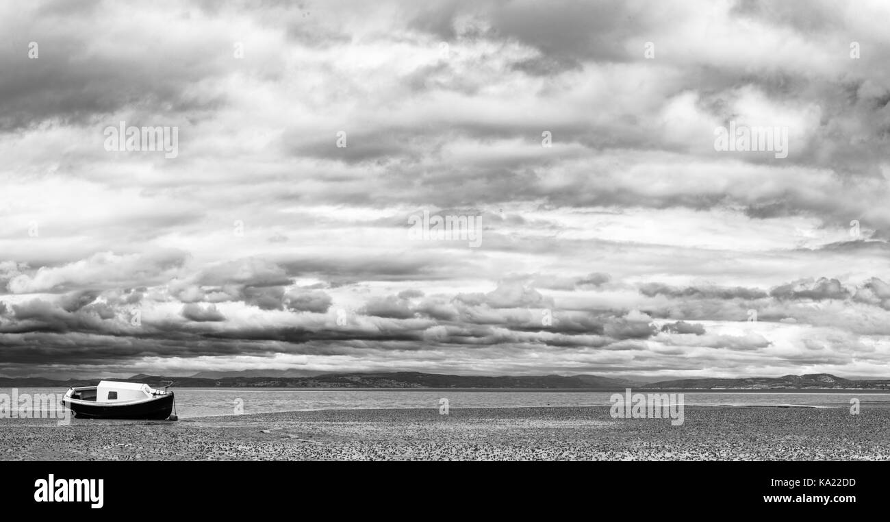 Blick über die Bucht von Morecambe heute. Der Himmel war dunkel und Brüten aber das Ganze nur perfekt zusammen gehangen... besonders in Schwarz ein Stockfoto