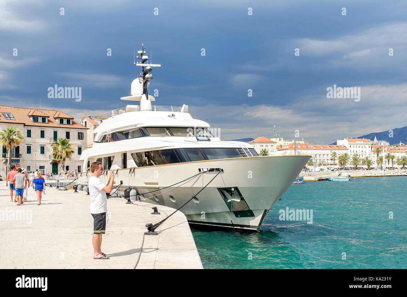 Kreuzfahrtschiff im Hafen von Split Kroatien. Stockfoto
