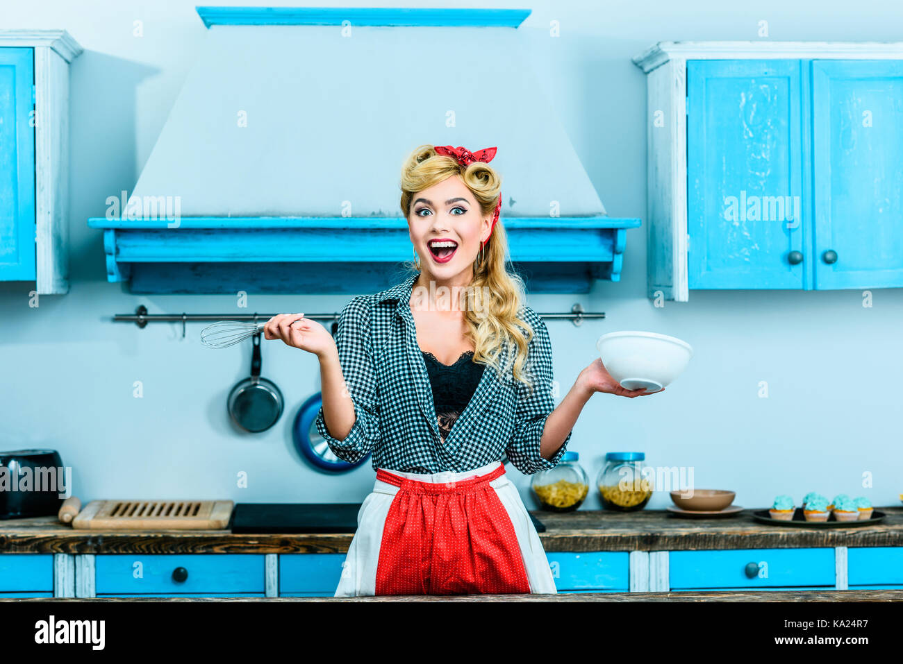 Hausfrau in Küche Stockfoto