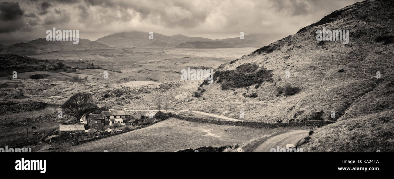 Burney, Bauernhof, zwischen Kirkby Moor und Heathwaite fiel in Cumbria. Ich liebe die Art und Weise, wie dieser alte Bauernhof liegt in der Landschaft, abseits von dem Wetter inmitten Stockfoto