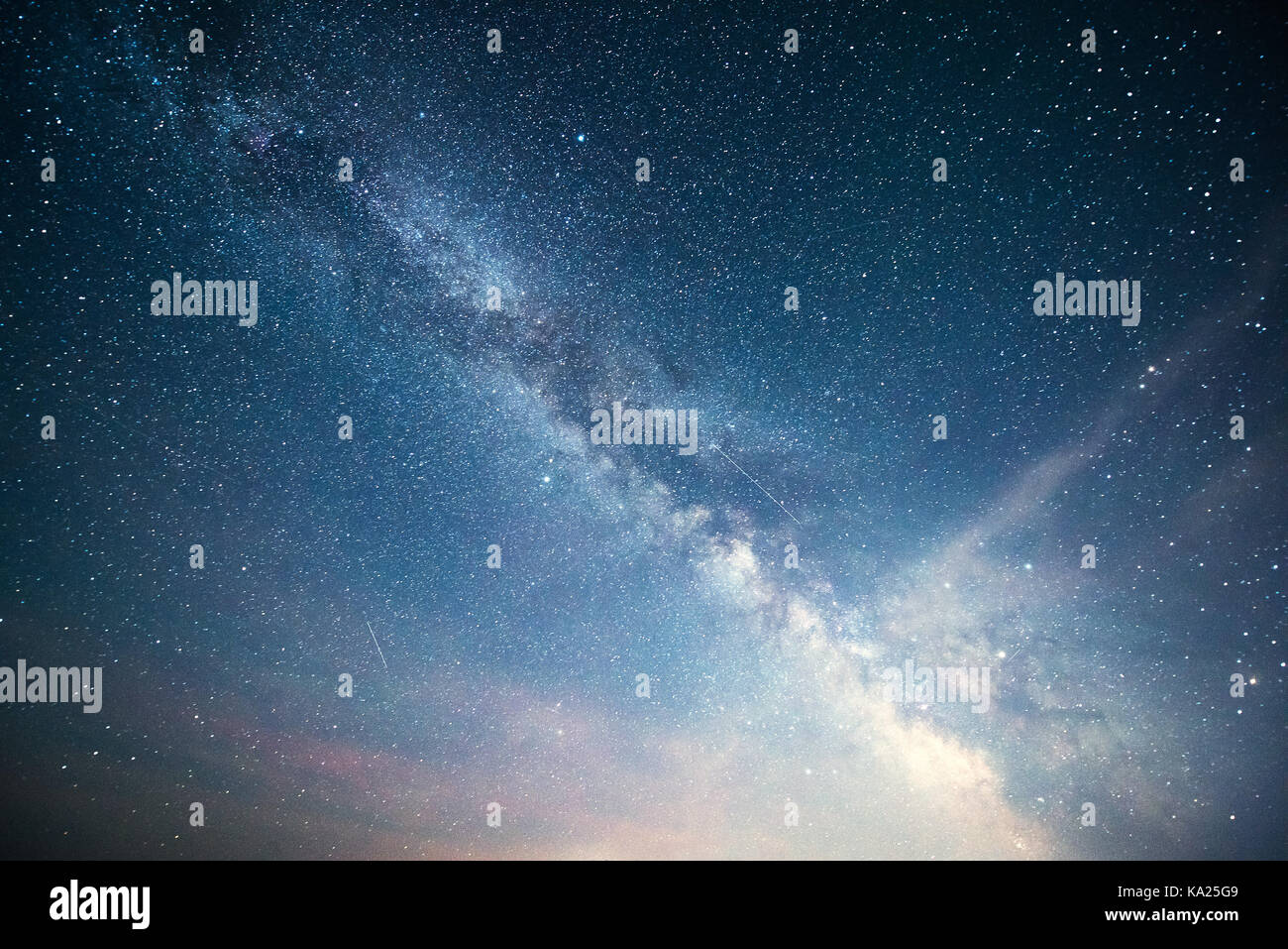 Lebendige Nachthimmel mit Sterne und Nebel und Galaxien. Deep Sky astrophoto Stockfoto