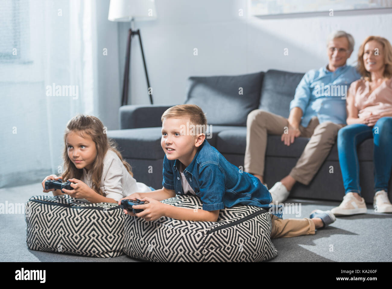 Kinder spielen video game Stockfoto
