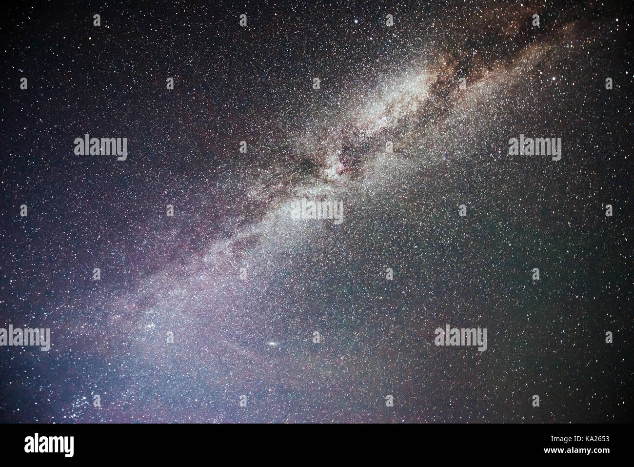 Lebendige Nachthimmel mit Sterne und Nebel und Galaxien. Deep Sky astrophoto Stockfoto