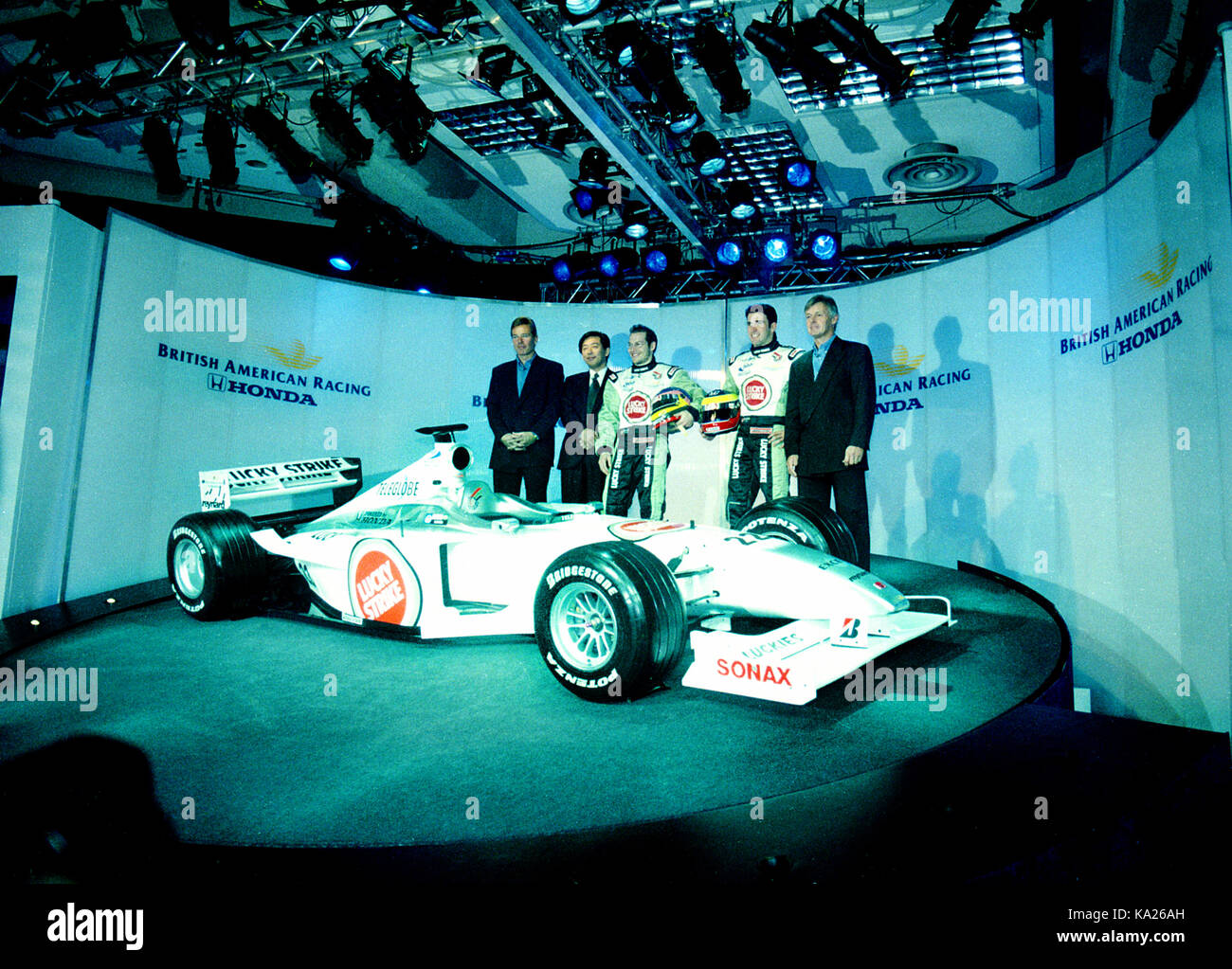Craig Pollock, Takefumi Hosaka, Jacques Villeneuve und Ricardo Zonta und Adrian Reynard an der Produkteinführung der 002 British American Racing Formel 1 Team in London, England Stockfoto