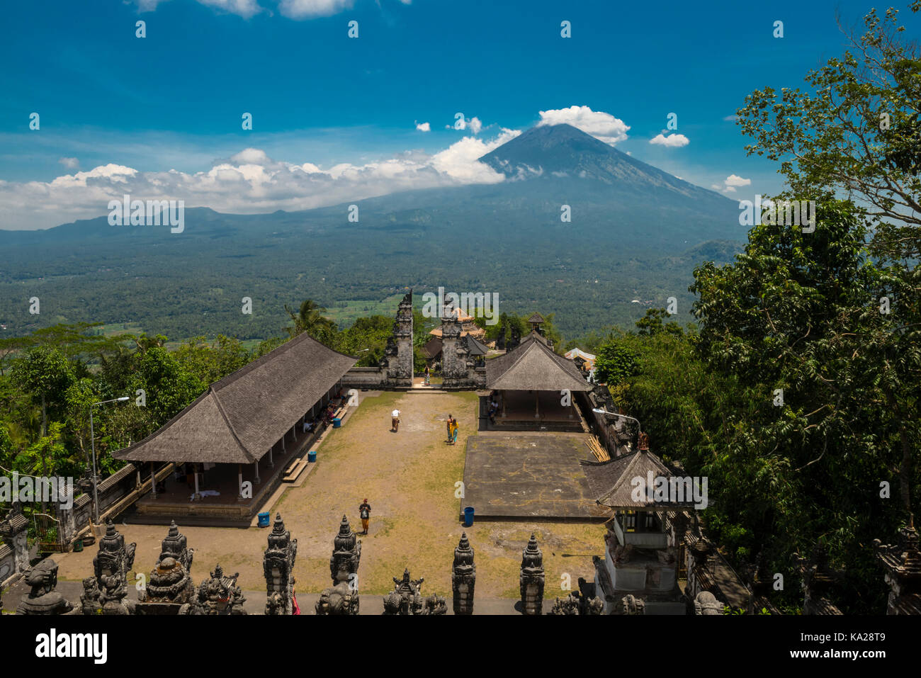 Agung Berg von lempuyang Tempel. aktiven Vulkan Gunung Agung auf Bali, Indonesien. Stockfoto