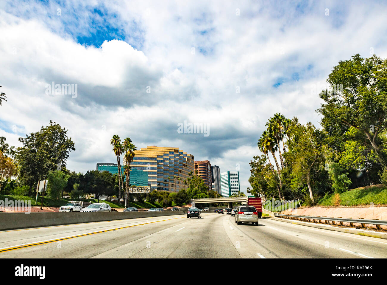 Fahren Sie auf dem 134 Freeway in Richtung Westen in Burbank California mit der New York Film Academy und Warner Bros, Gebäude auf der linken Seite. Stockfoto