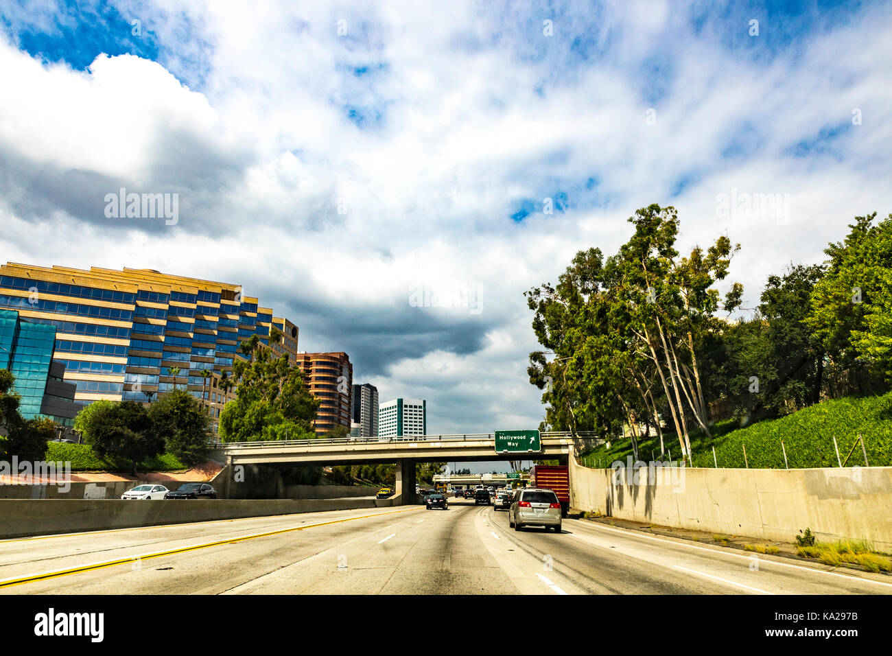 Die Fahrt auf der 134 Freewayeastbound in Burbank, Kalifornien mit der New York Film Academy und Warner Bros, Gebäude auf der linken Seite. Stockfoto