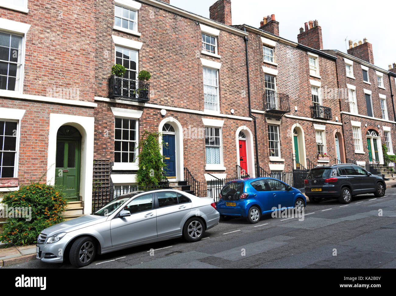 Autos geparkt berufskranheiten Häuser im georgianischen Viertel von Liverpool, England, UK. Stockfoto