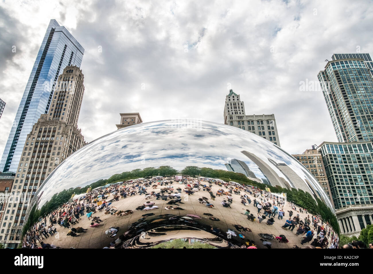 Chicago, Straßenszenen in Chicago's Millenium Park mit dem Silbernen Bean Attraktion Stockfoto