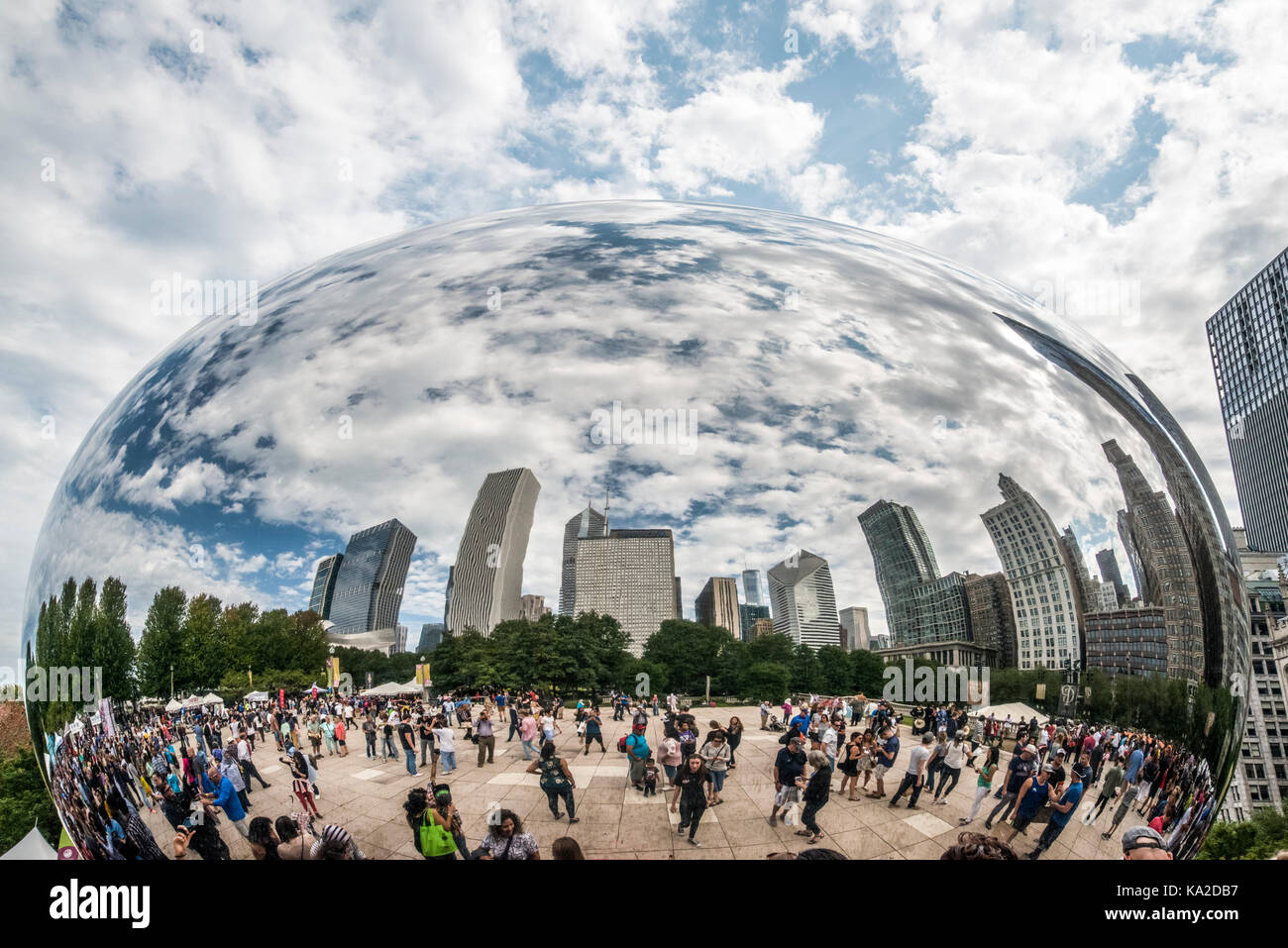 Chicago, Straßenszenen in Chicago's Millenium Park mit dem Silbernen Bean Attraktion Stockfoto