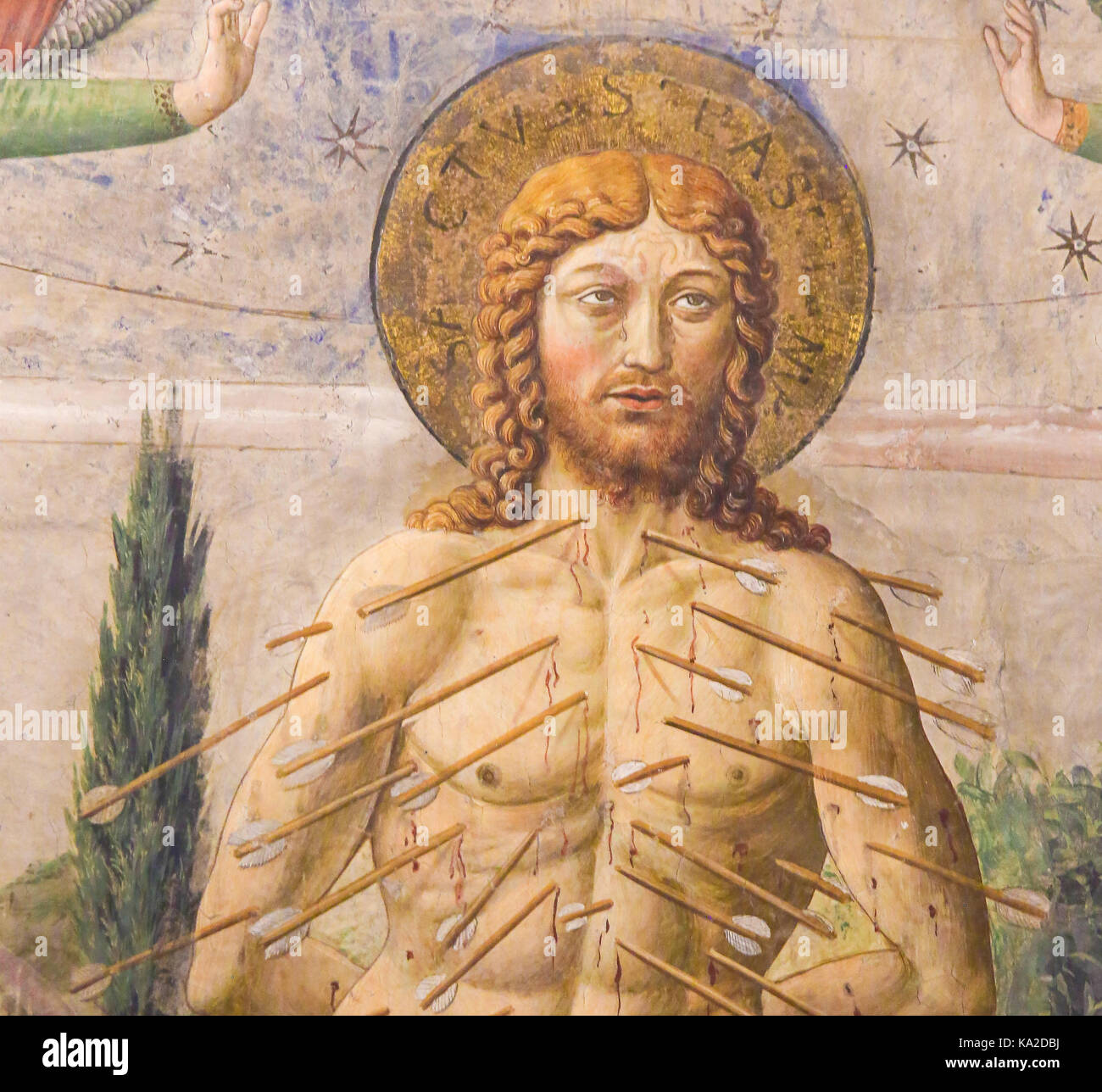Fresko das Martyrium des Hl. Sebastian von Benozzo Gozzoli (1465) in der Collegiata von San Gimignano, Italien. Stockfoto