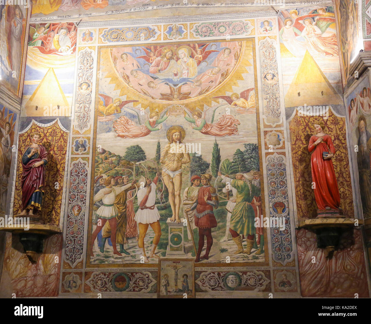 Fresko das Martyrium des Hl. Sebastian von Benozzo Gozzoli (1465) in der Collegiata von San Gimignano, Italien. Stockfoto