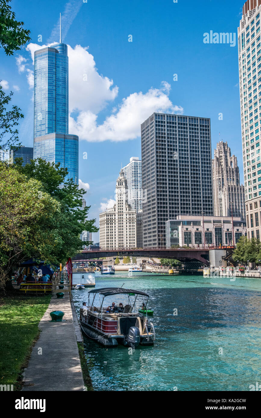 Chicago. Trump Tower mit Blick auf die Stadt und den Fluss Cichago Stockfoto
