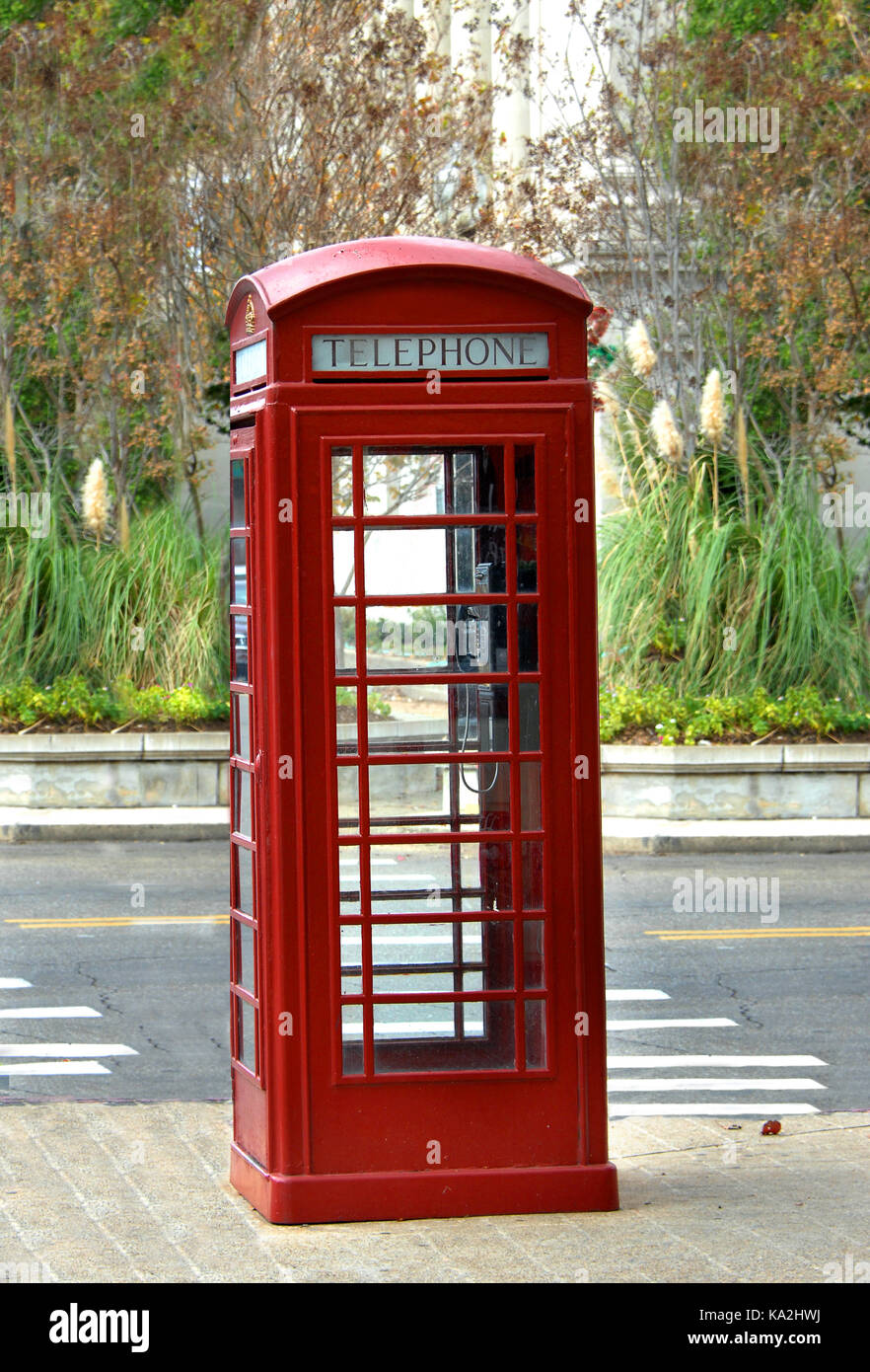 Vintage Telefonzelle liegt am City Square. Es hat Kuppeldach und roten Metallrahmen. Altmodische, Druckknopf, Metall Zahlenblock und Ohr Empfänger h Stockfoto