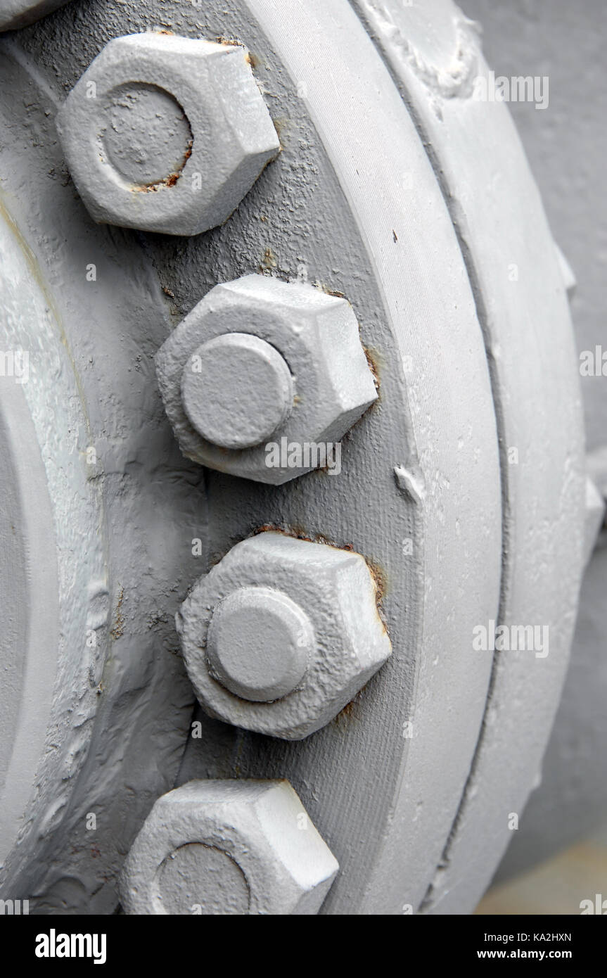 Nahaufnahme der industriellen Detail zeigt Zylinder aus Stahl mit freiliegenden Muttern und Schrauben. Stockfoto