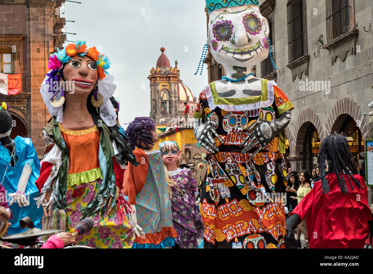 Eine Parade der Riesen papier - mache Marionetten mojigangas Tanz in einer Prozession durch die Stadt zu Beginn des einwöchigen Fiesta des Schutzheiligen St. Michael September 22, 2017 in San Miguel de Allende, Mexiko. Stockfoto