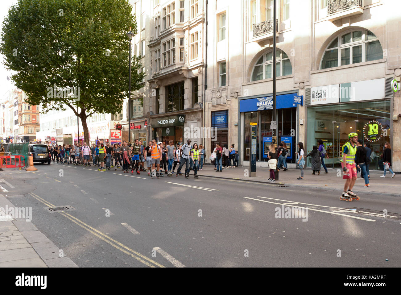 London, England. 24. September 2017: Organisierte Gruppe von Inline Skater in Richtung Osten auf der Oxford Street im Straßenverkehr nach Ihnen in London, England. Martin Parker/Alamy leben Nachrichten Stockfoto