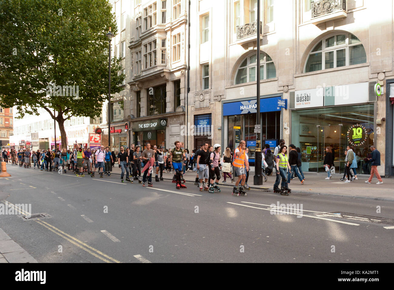 London, England. 24. September 2017: Organisierte Gruppe von Inline Skater in Richtung Osten auf der Oxford Street im Straßenverkehr nach Ihnen in London, England. Martin Parker/Alamy leben Nachrichten Stockfoto
