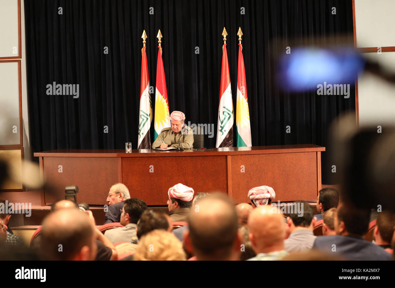 Erbil, Irak. 24 Sep, 2017. Irak der Kurdischen Regional President Masoud Barzani (Hinten) nimmt an einer Pressekonferenz in Erbil, Irak, Sept. 24, 2017. Die irakischen kurdischen Regional President Masoud Barzani am Sonntag bekräftigte Holding das Referendum über die Unabhängigkeit der Kurdischen semi-autonomen Region wie auf Sept. 25 geplant. Der irakische Ministerpräsident Haider al-abadi am Sonntag erneut seine Ablehnung des Referendums. Quelle: Khalil Dawood/Xinhua/Alamy leben Nachrichten Stockfoto