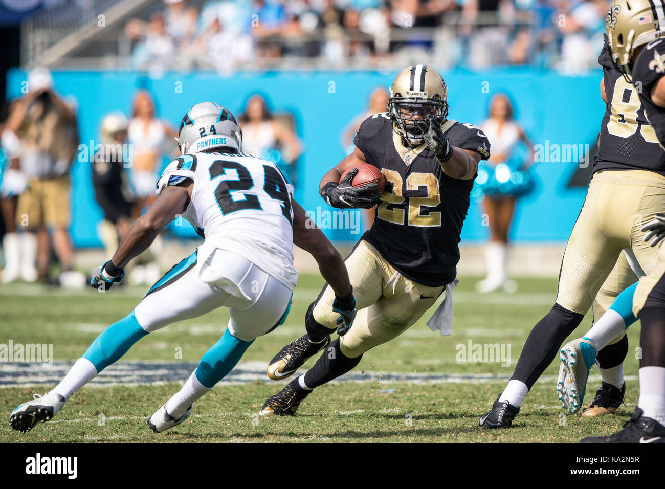 Charlotte, North Carolina, USA. 24 Sep, 2017. New Orleans Saints zurück laufen Mark Ingram (22) während des Spiels auf der Bank von Amerika Stadium in Charlotte, NC. New Orleans Saints weiter auf 34 bis 13 über die Carolina Panthers gewinnen. Credit: Jason Walle/ZUMA Draht/Alamy leben Nachrichten Stockfoto