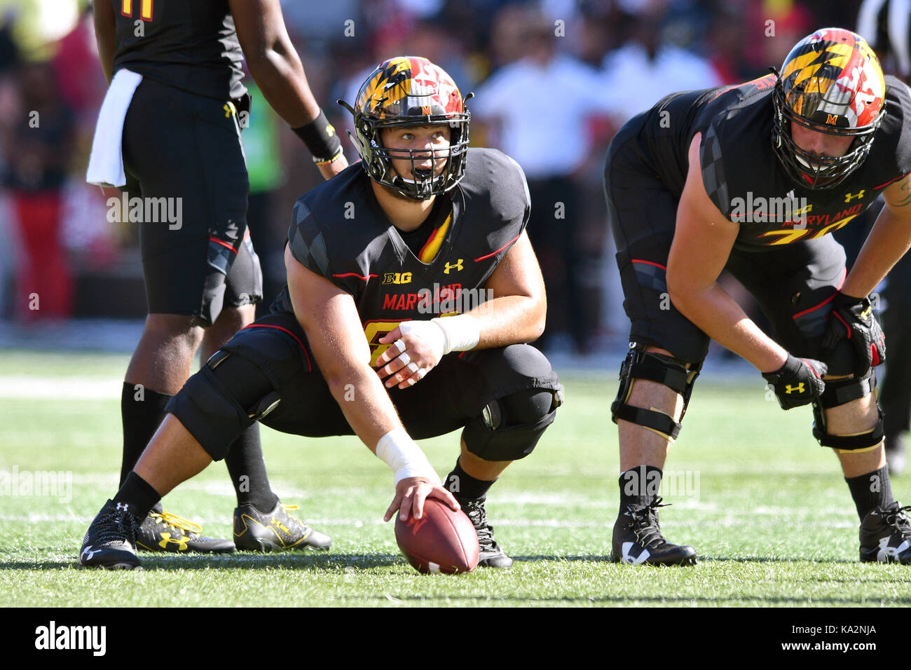 College Park, Maryland, USA. 23 Sep, 2017. Maryland Dosenschildkröten Offensive Lineman BRENDAN MOORE (64) wartet, bis der Ball während eines Spiels bei Maryland Stadion am College Park, Md gespielt. UCF beat Maryland 38-10. Credit: Ken Inness/ZUMA Draht/Alamy leben Nachrichten Stockfoto