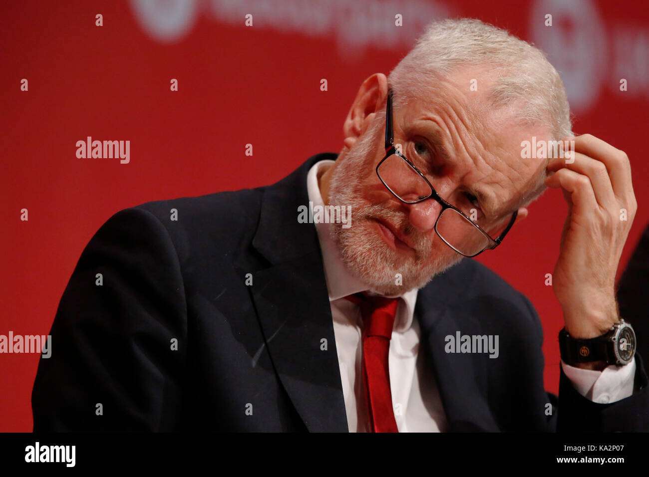 Brighton, UK. 24. September, 2017. Jeremy Corbyn, Führer der oppositionellen Labour Party Großbritanniens berührt den Kopf während der jährlichen Konferenz der Labour Party in Brighton, Großbritannien Sonntag, 24. September 2017. Foto: Credit: Lukas MacGregor/Alamy leben Nachrichten Stockfoto