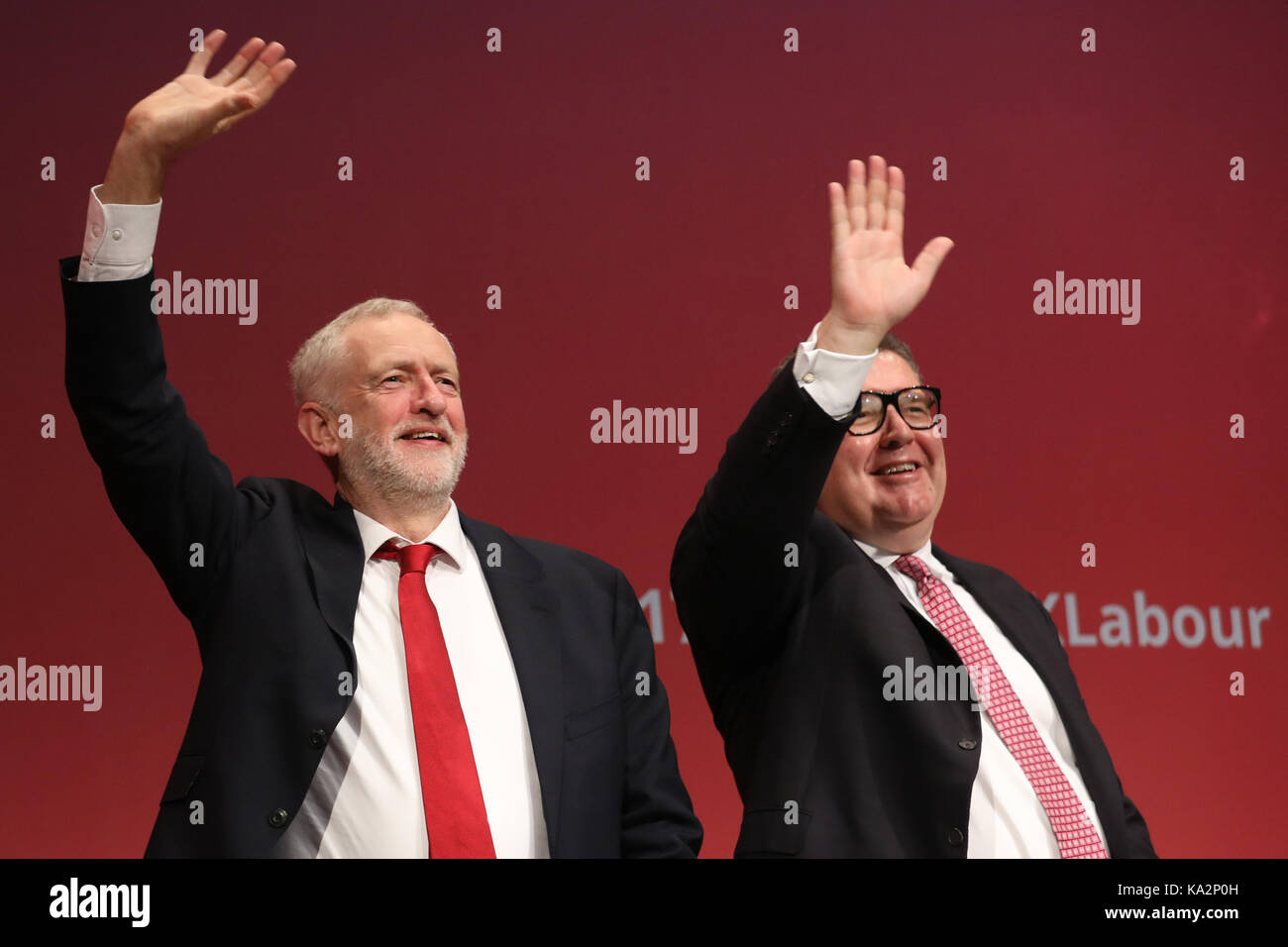 Brighton, UK. 24. September, 2017. Jeremy Corbyn, Führer der oppositionellen Labour Party Großbritanniens und der Stellvertretende Tom Watson wave während der jährlichen Konferenz der Labour Party in Brighton, Großbritannien Sonntag, 24. September 2017. Foto: Credit: Lukas MacGregor/Alamy leben Nachrichten Stockfoto