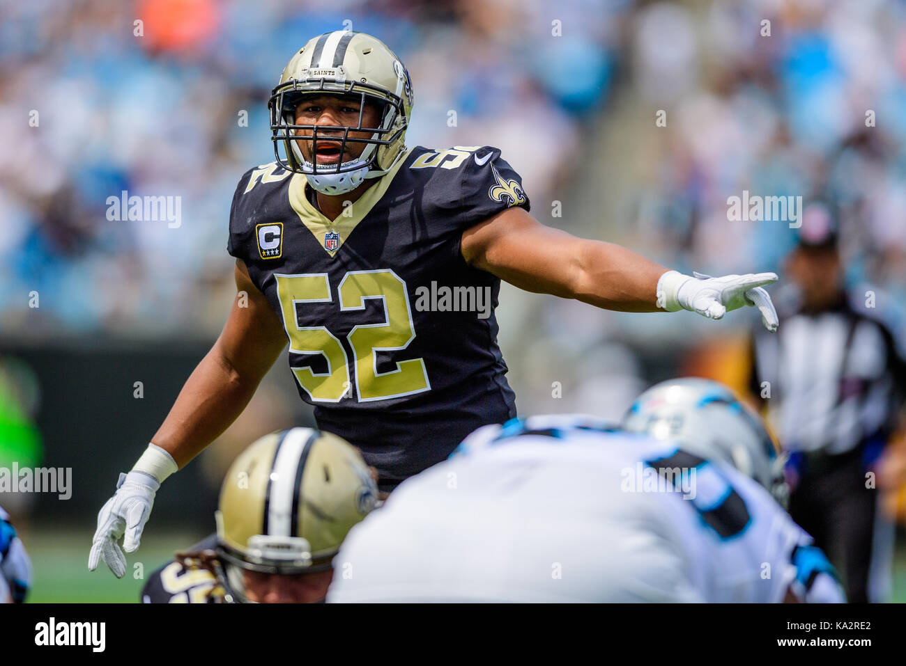 New Orleans Saints linebacker Craig Robertson (52) Während der NFL Football Spiel zwischen den New Orleans Saints und die Carolina Panthers am Sonntag, den 24. September 2017 in Charlotte, NC. Jakob Kupferman/CSM Stockfoto