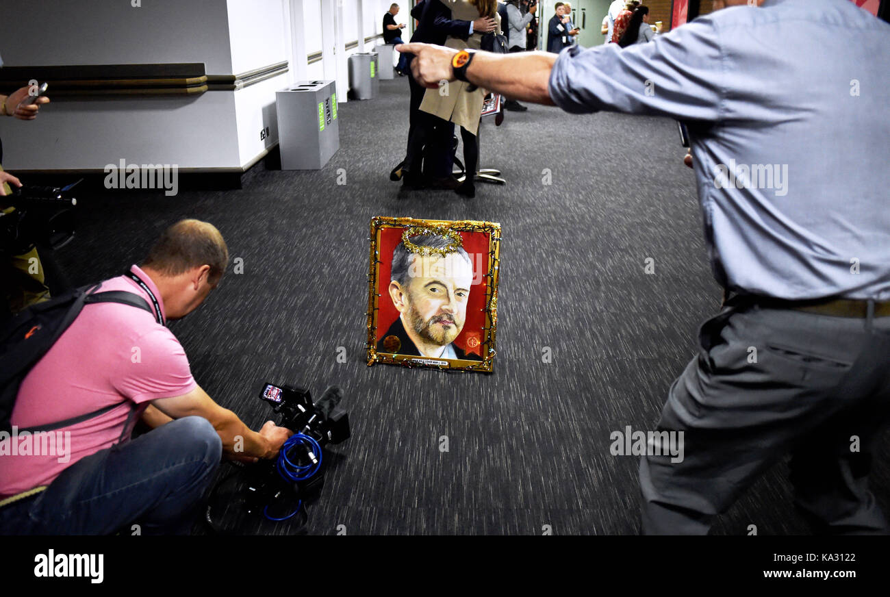 Brighton, UK. 25 Sep, 2017. Paul Dawson ein Delegierter aus Bristol West mit einem Porträt von Jeremy Corbyn von der Labour Party in Brighton Center heute: Simon Dack/Alamy leben Nachrichten Stockfoto