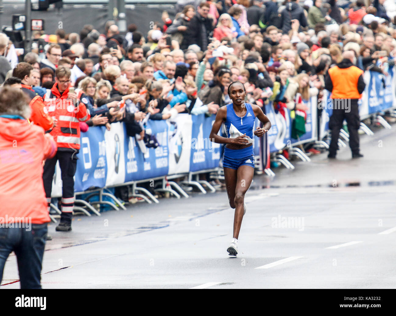 Berlin, Deutschland. 24. September, 2017. Kipchoge Elius erste am 44. BMW Berlin Marathon unter nebligen Wetter. Credit: Dominika Zarzycka/Alamy leben Nachrichten Stockfoto