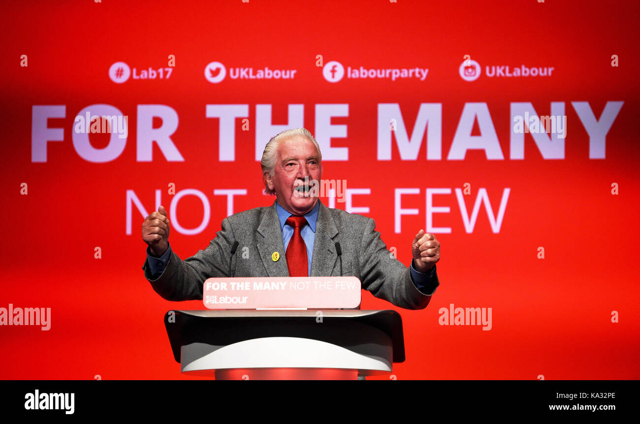 Brighton, UK. 25 Sep, 2017. Dennis Skinner MP Rede auf dem Labour-Parteitag in Brighton Center heute: Simon Dack/Alamy leben Nachrichten Stockfoto