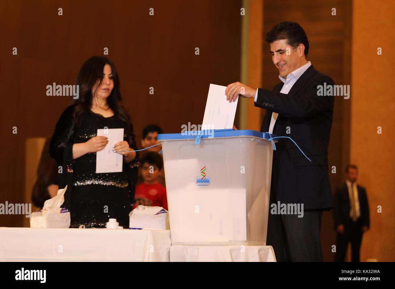 (170925) - erbil, Sept. 25, 2017 (Xinhua) - Premierminister des irakischen Kurdistan Regionalregierung Nechirvan Barzani (R) wirft seine Stimme bei der Volksabstimmung in Erbil, Irak, Sept. 25, 2017. Die irakischen Kurden am Montag ihre Stimme abgegeben in einem Referendum für die Unabhängigkeit der kurdischen Region und die umstrittenen Gebiete, die derzeit unter der De-facto-kurdischen Control bestimmen. (Xinhua / Khalil Dawood) (zjl) Stockfoto