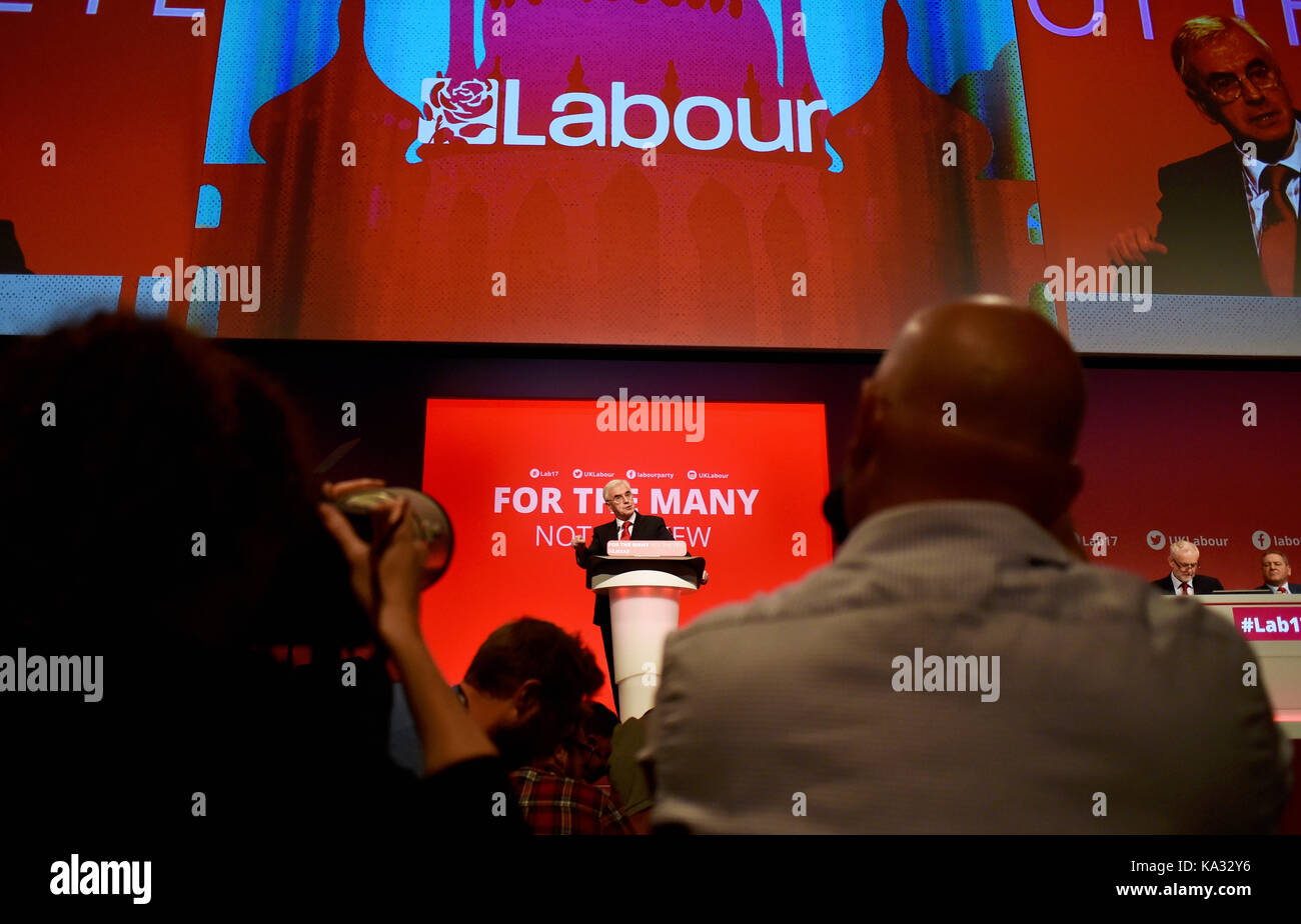 Brighton, UK. 25 Sep, 2017. John McDonnell der Schatten der Schatzkanzler seine Rede auf dem Labour-Parteitag in Brighton Center heute: Simon Dack/Alamy leben Nachrichten Stockfoto