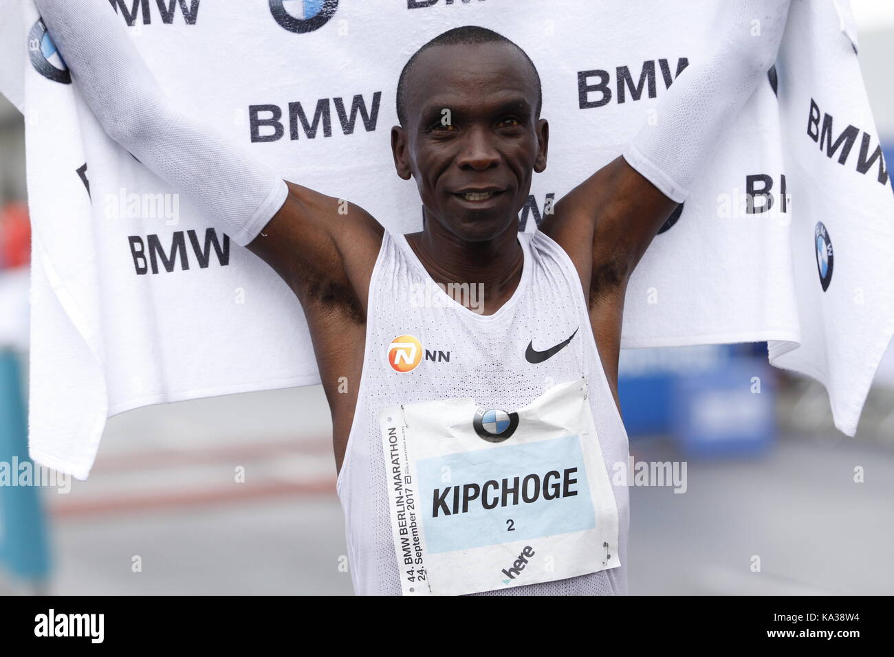 Berlin, Deutschland. September 2017. Der Kenianer Eliud Kipchoge gewann den Berlin-Marathon, machte aber keinen Weltrekord. Gladys Cherono aus Kenia gewann die Frauen. Eliud Kipchoge lief die 42.195 Kilometer in 2:03:34 Stunden. Gladys Cherono lief 2:20:23 Stunden. Quelle: Simone Kuhlmey/Pacific Press/Alamy Live News Stockfoto