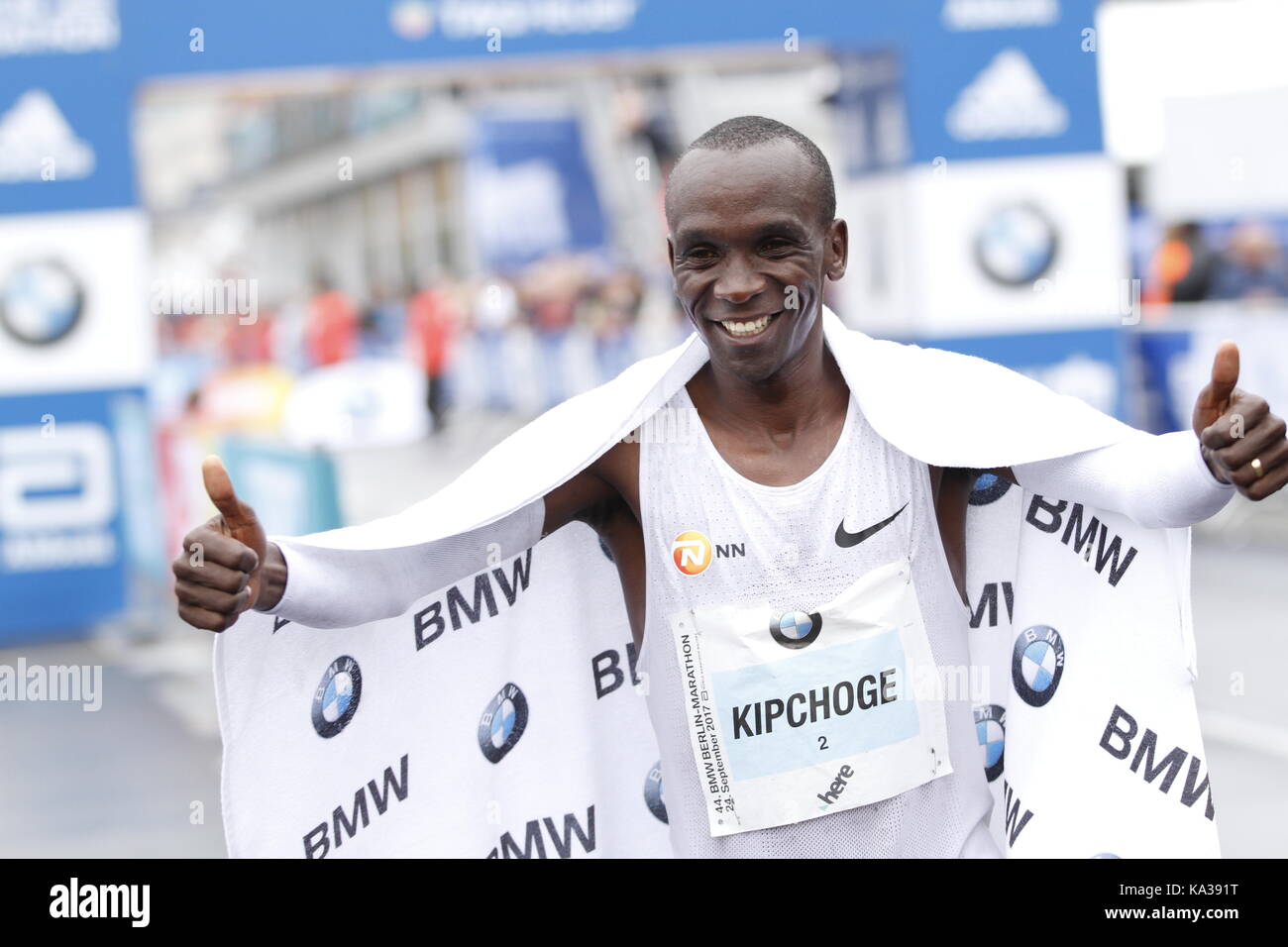 Berlin, Deutschland. September 2017. Der Kenianer Eliud Kipchoge gewann den Berlin-Marathon, machte aber keinen Weltrekord. Gladys Cherono aus Kenia gewann die Frauen. Eliud Kipchoge lief die 42.195 Kilometer in 2:03:34 Stunden. Gladys Cherono lief 2:20:23 Stunden. Quelle: Simone Kuhlmey/Pacific Press/Alamy Live News Stockfoto