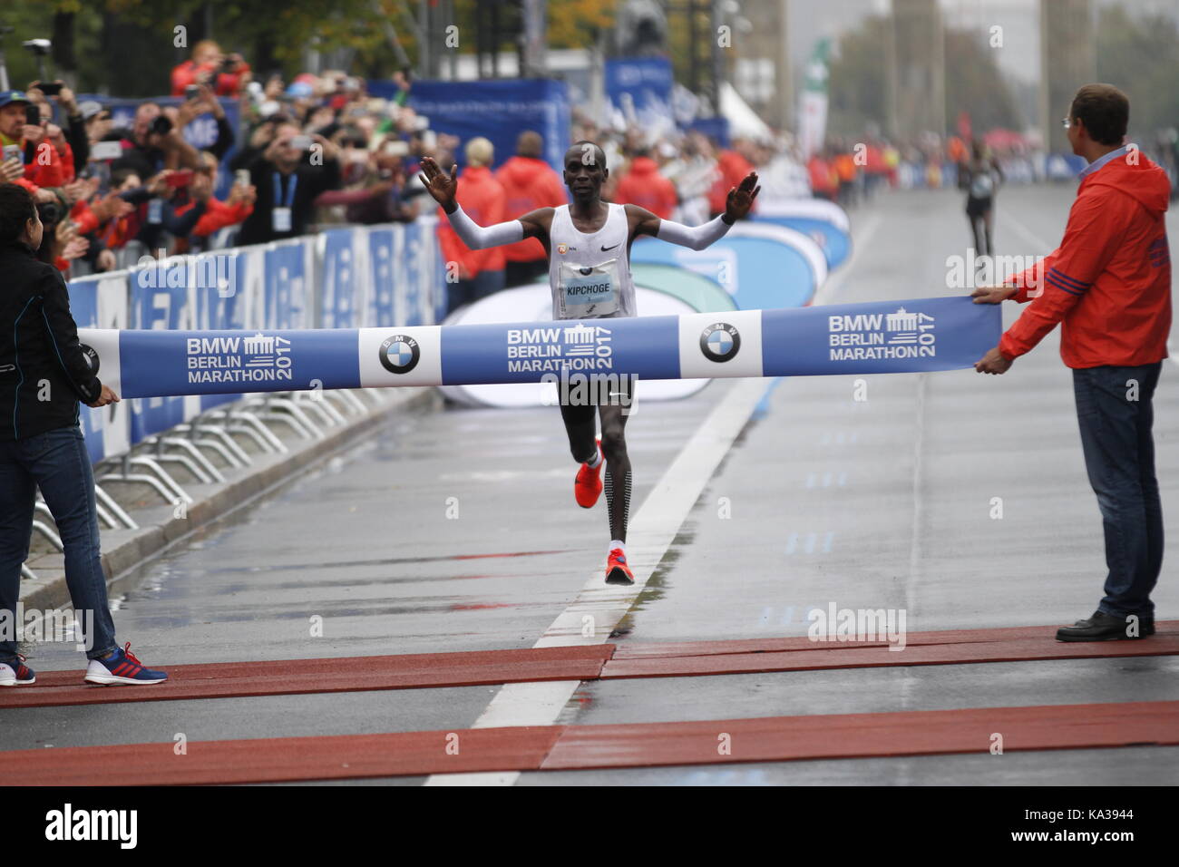 Berlin, Deutschland. September 2017. Der Kenianer Eliud Kipchoge gewann den Berlin-Marathon, machte aber keinen Weltrekord. Gladys Cherono aus Kenia gewann die Frauen. Eliud Kipchoge lief die 42.195 Kilometer in 2:03:34 Stunden. Gladys Cherono lief 2:20:23 Stunden. Quelle: Simone Kuhlmey/Pacific Press/Alamy Live News Stockfoto