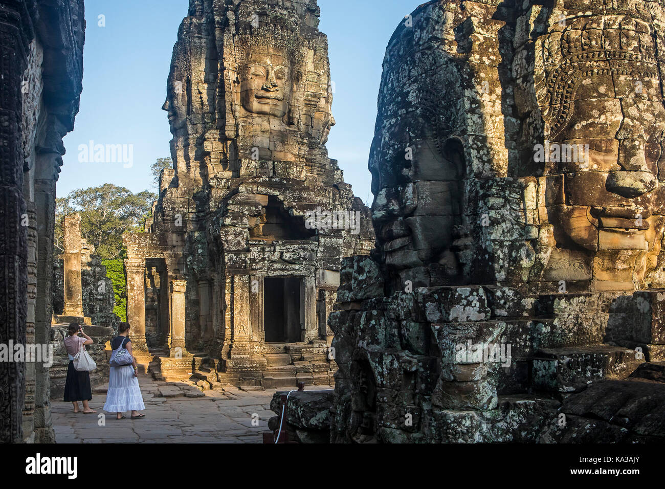 Touristen, in Bayon Tempel, Angkor Thom, Angkor, Siem Reap, Kambodscha Stockfoto