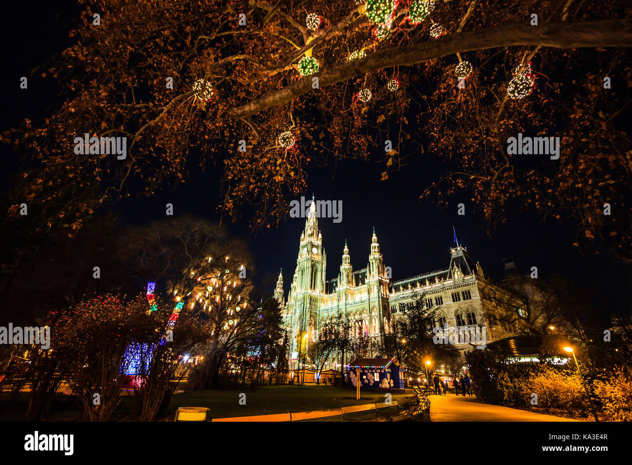 Buntes Licht nachts beleuchtete Weihnachtsmarkt im Wiener Rathaus am Rathausplatz, Österreich, Europa. Stockfoto