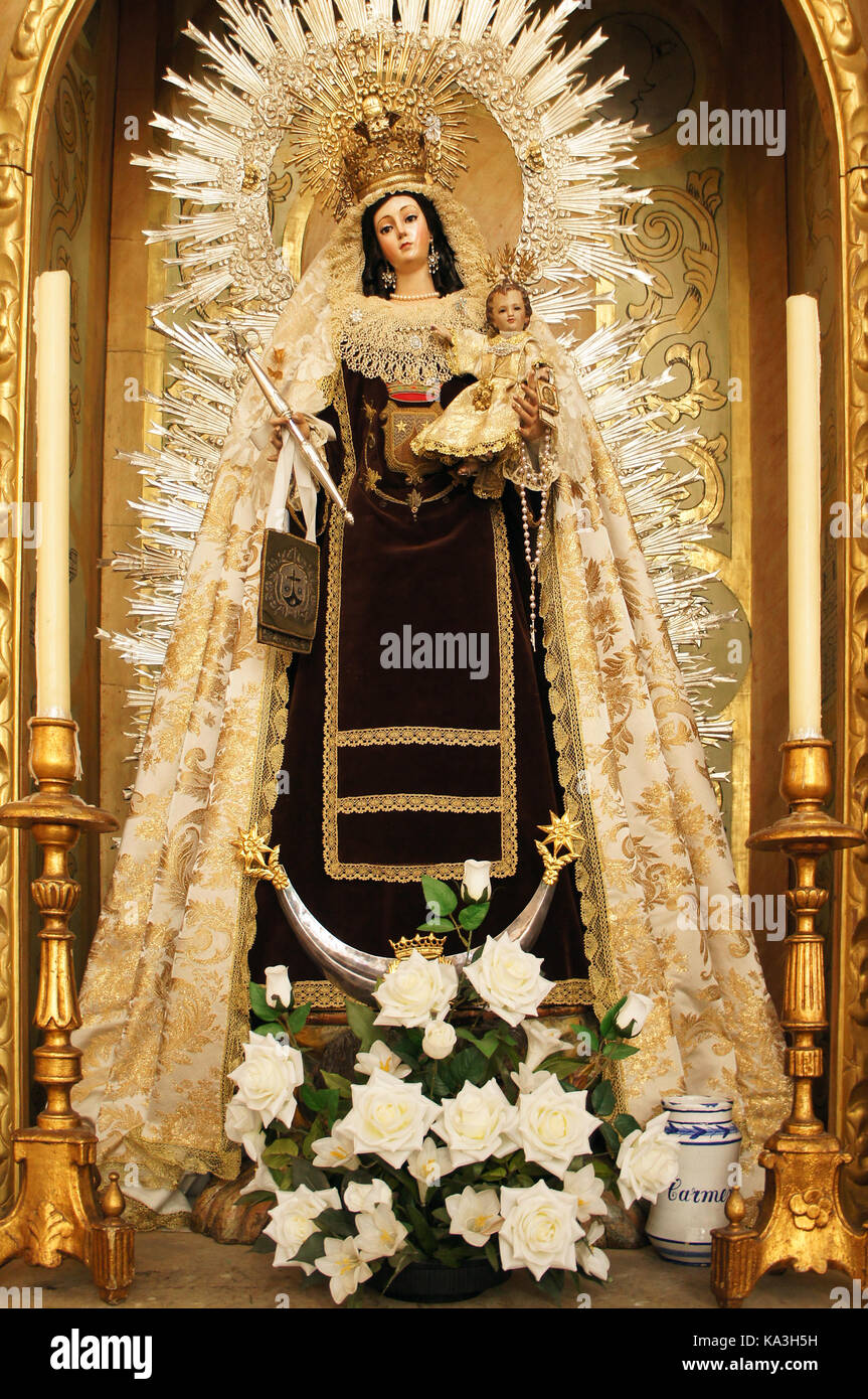 Traditionelle Prozession Statue der Madonna mit dem Kind in die Kirche