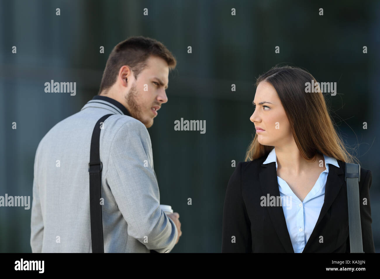 Zwei neidischen Konkurrenten treffen und Suchen gegenseitig mit Hass auf die Straße Stockfoto