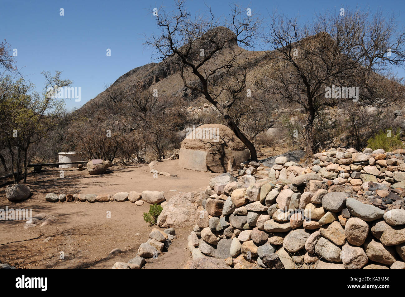 Eine intertribal Schwitzhütte Ort, gesegnet mit einem Navajo Medizin mann Dan Chee, hat für Indianische Zeremonien in Montosa Canyon, Santa Rita verwendet. Stockfoto