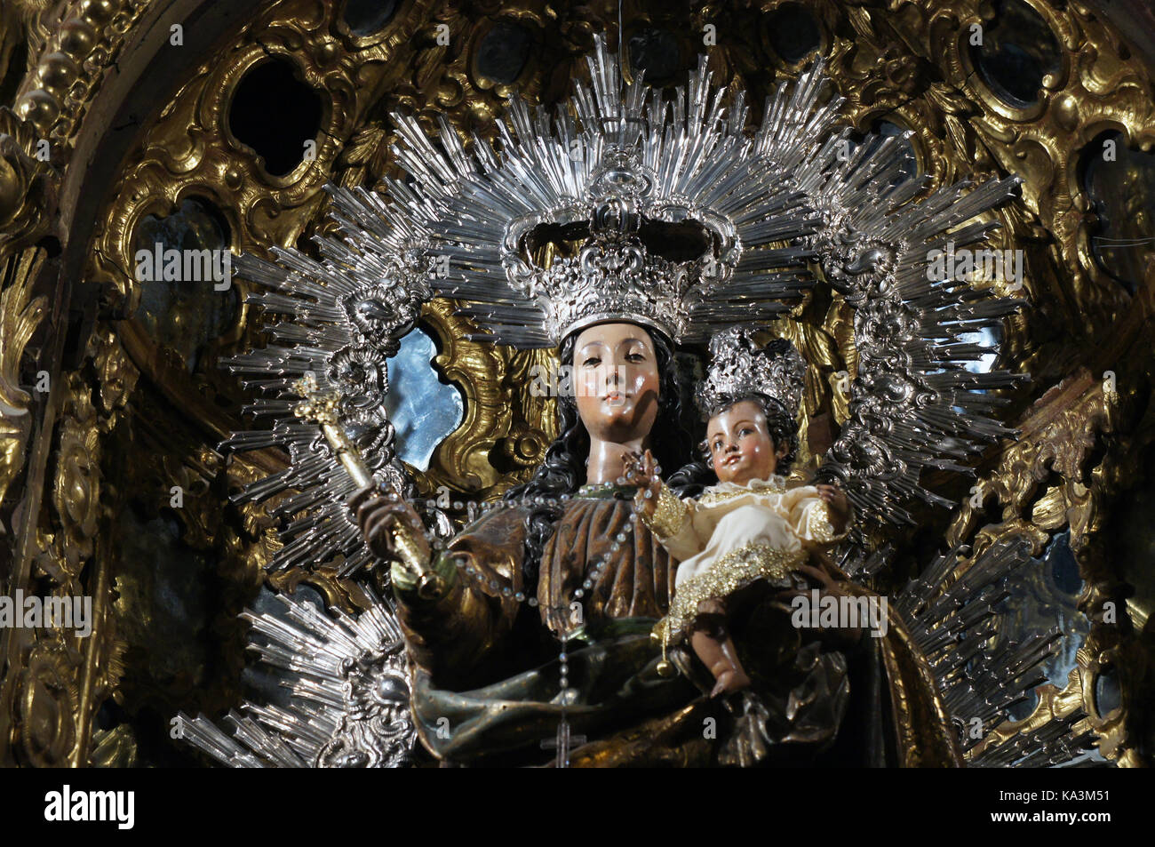 Nahaufnahme einer traditionellen Prozession der Statue der Madonna mit dem Kind in die Kirche von Sevilla, in Schwarz, Weiß und Silber mit einigen bar gekleidet Stockfoto