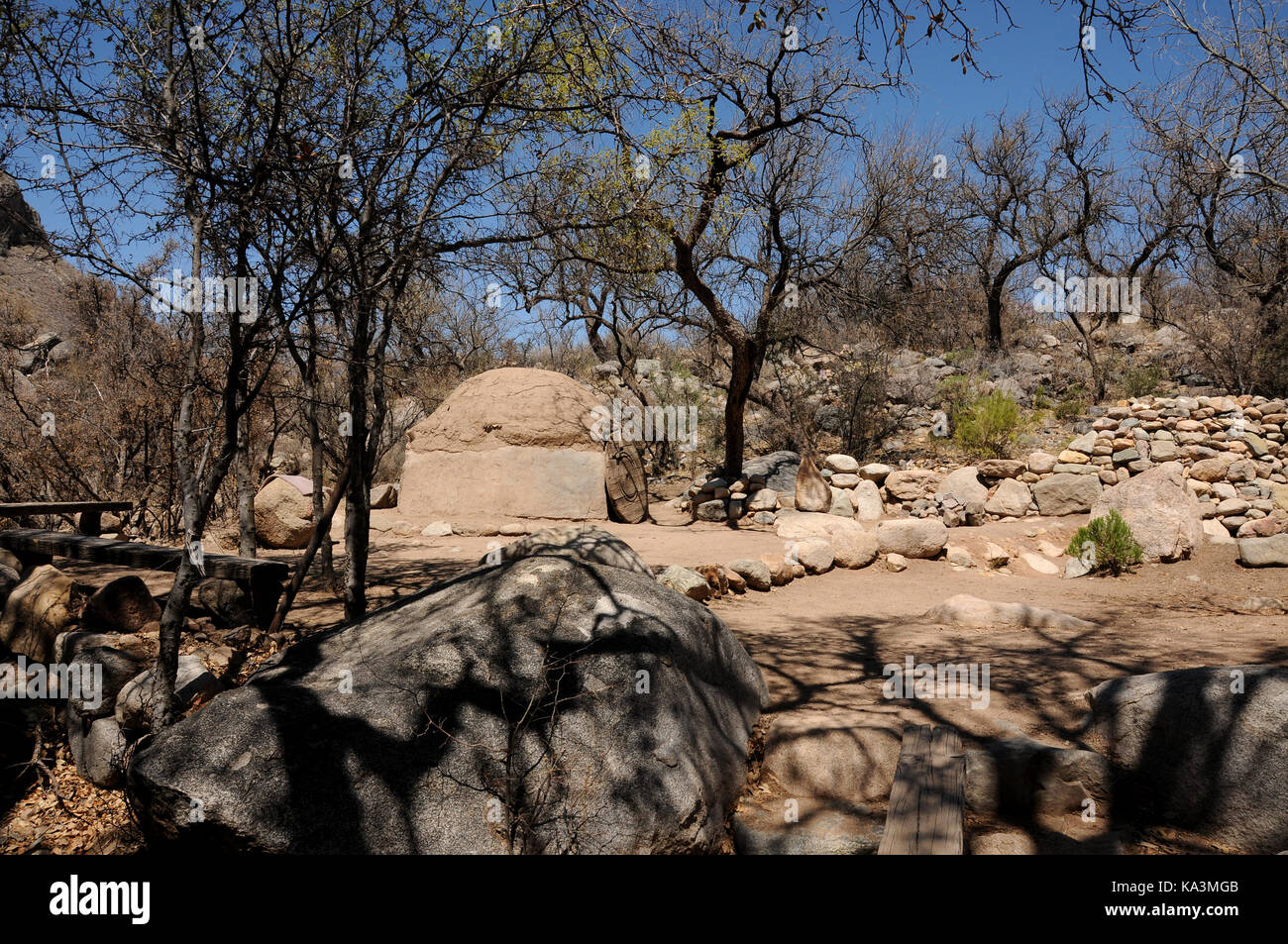 Eine intertribal Schwitzhütte Ort, gesegnet mit einem Navajo Medizin mann Dan Chee, hat für Indianische Zeremonien in Montosa Canyon, Santa Rita verwendet. Stockfoto