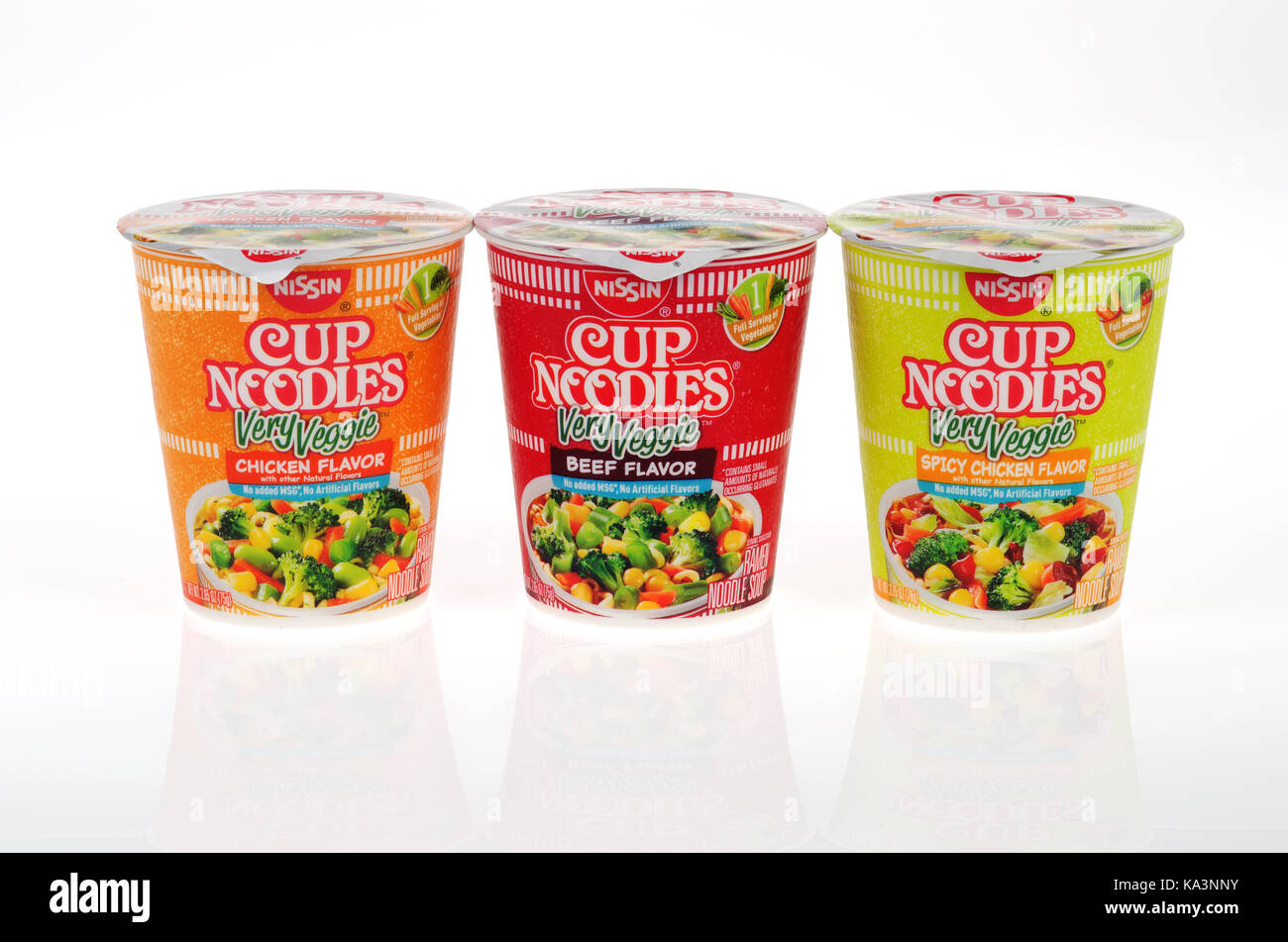 Vielzahl von Nissin Cup Nudeln sehr Veggie Geschmacksrichtungen Huhn, würzige Hähnchen und Rindfleisch Container auf weißem Hintergrund. USA Stockfoto