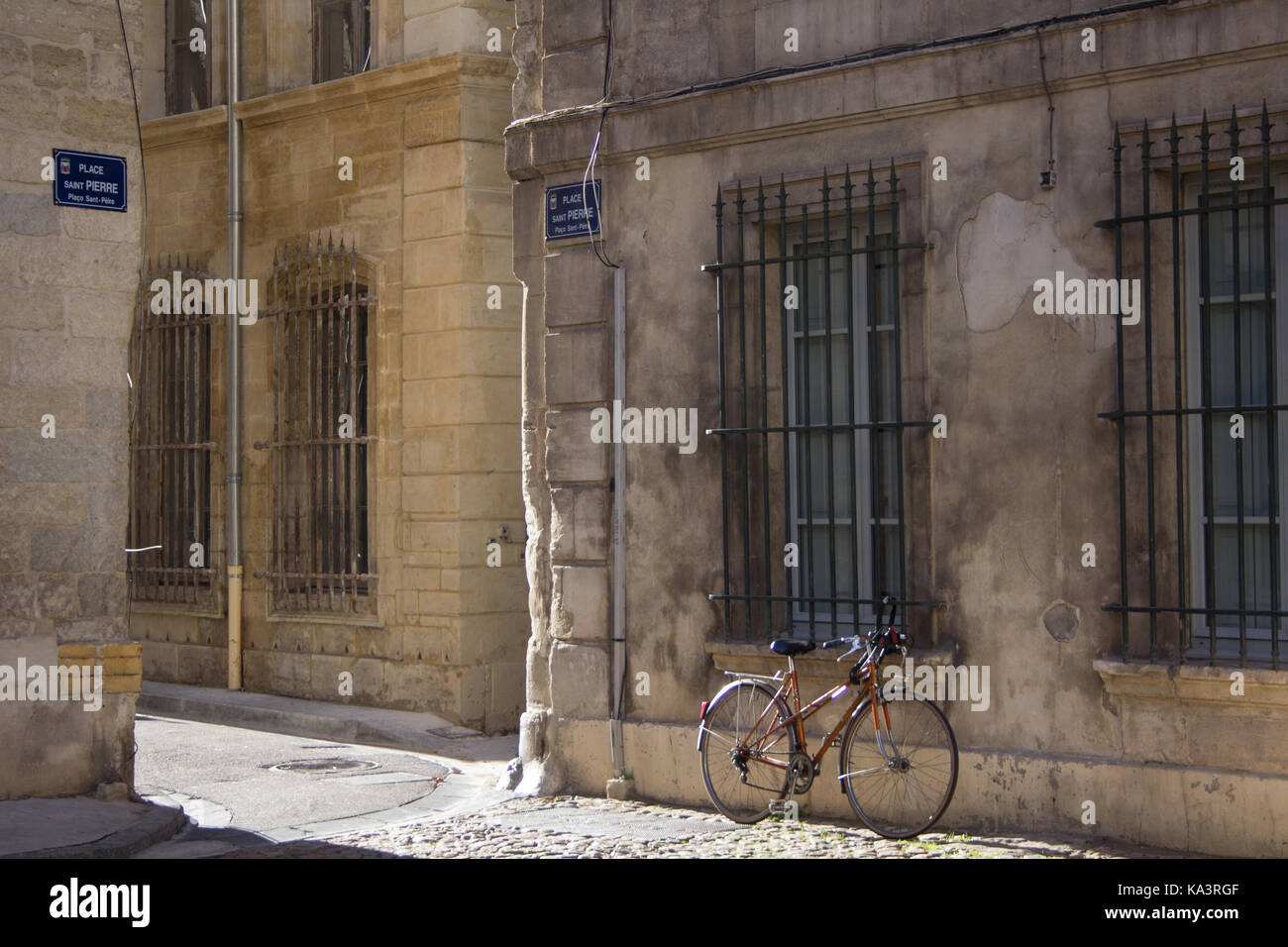 Straßenszene in Avignon, Frankreich. Eine einzige einsame Fahrradständer vor dem Gebäude am Place Saint Pierre. Stockfoto