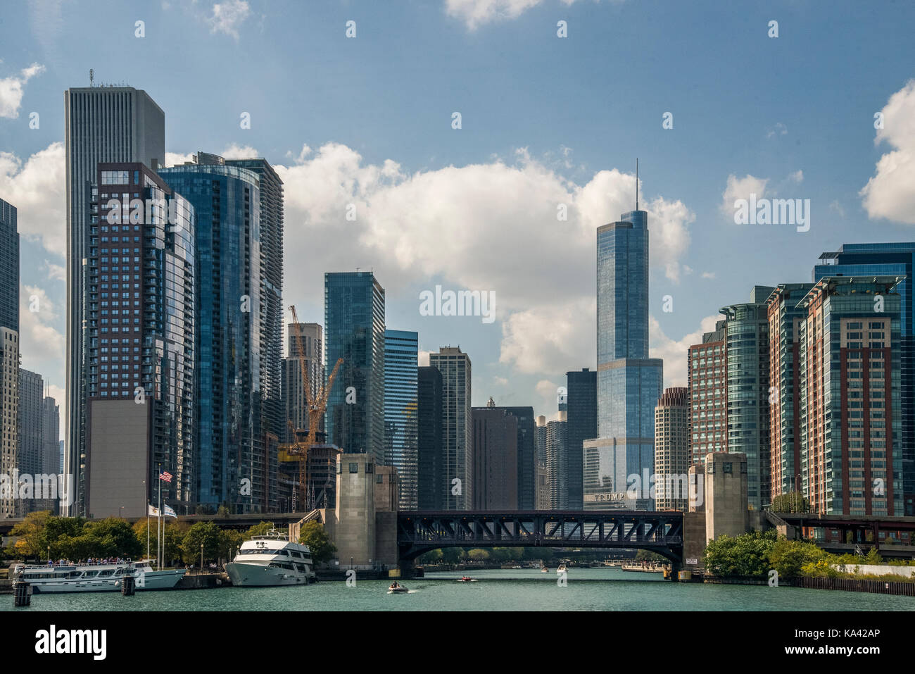 Chicago scenic mit den Chicago River, Hochhäuser und Trump Tower Stockfoto
