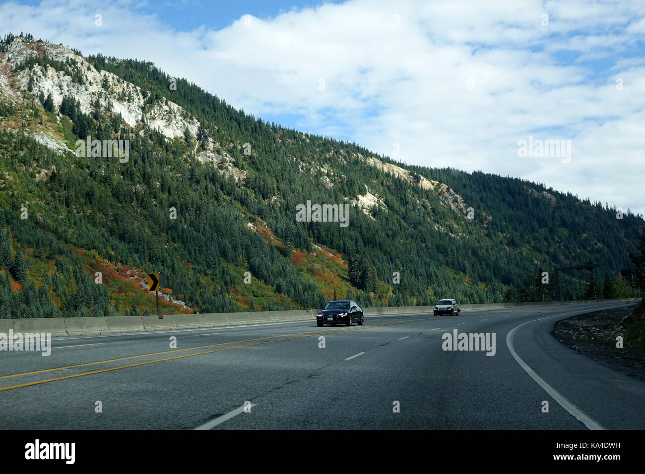Herbst Farben werden beginnend am Stevens Pass Highway zu zeigen Stockfoto