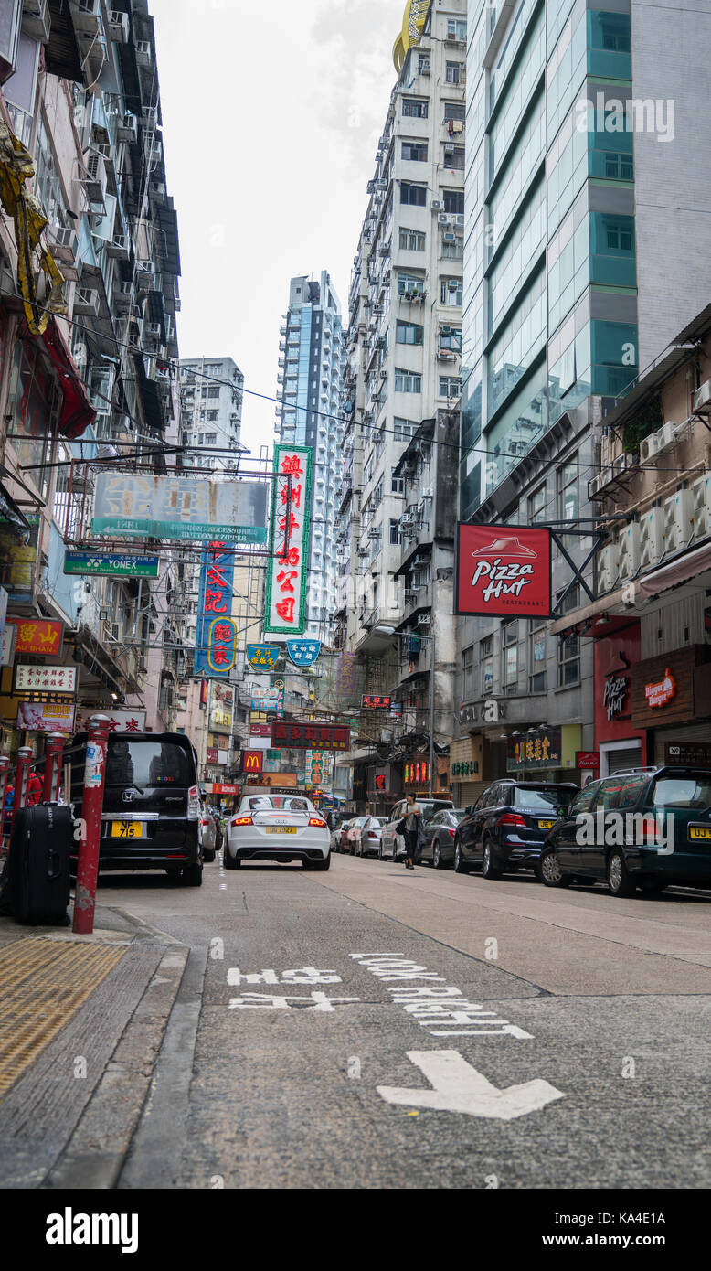 HONG KONG, Asien - August 2, 2017; Street Szene typisch für asiatische Städte mit hohen Gebäuden und Fülle Leuchtreklamen in Hong Kong Stockfoto
